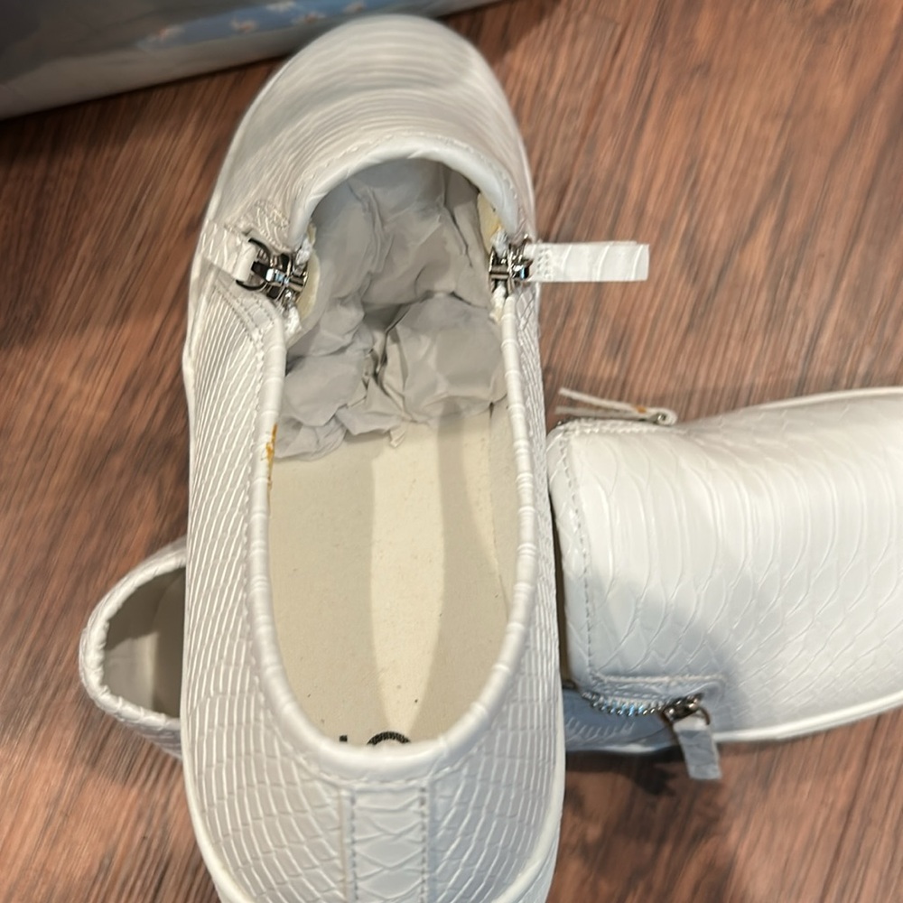 NWT Shoe Dazzle White Sneakers Minimalist Slip-On - Picture 4 of 4